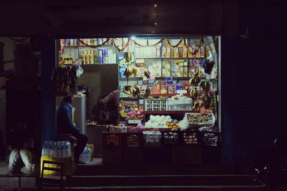 Kệ hàng trong tiệm